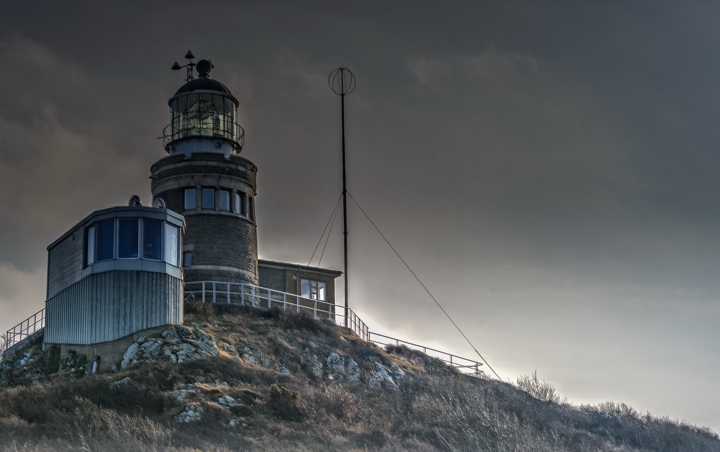Kullens fyr på Kullabergs yttersta udde under en mörk himmel