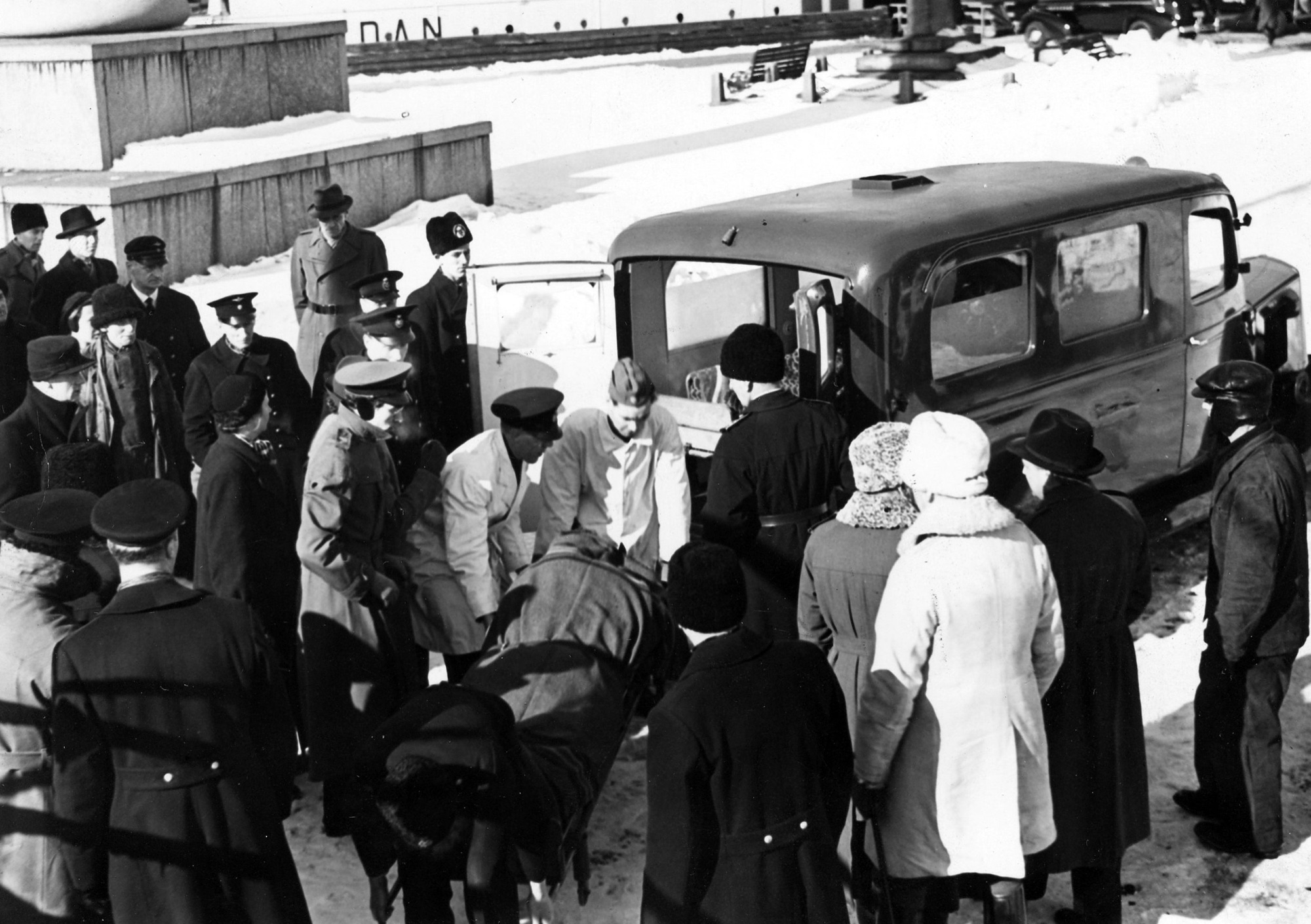 Folksamling på isen när den avlidne Emanuel Andersson förs bort på bår, mars 1942