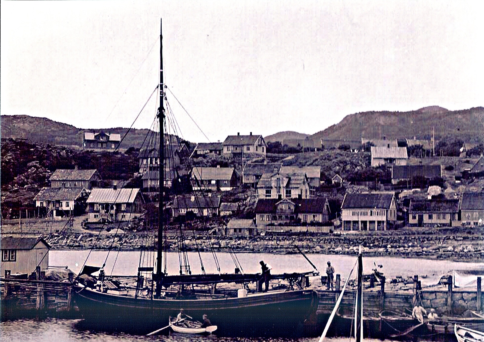Das Segelboot Helga im Hafen von Mölle, im Hintergrund der Ort