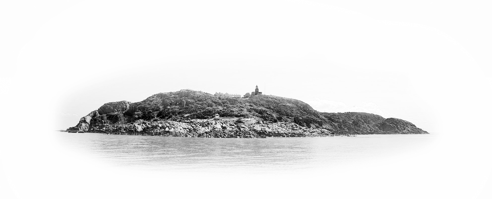 Kullaberg och Kullens fyr sedda från havet, i svartvitt